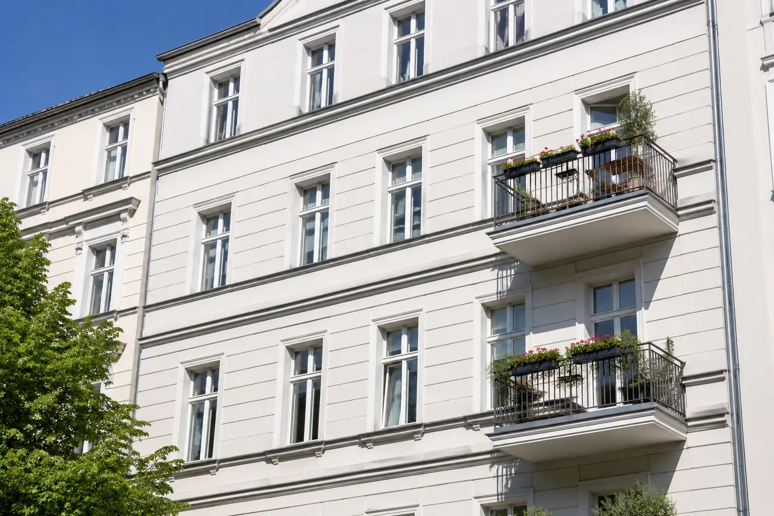 Gereinigte helle Altbaufassade mit Balkonen Gereinigte helle Altbaufassade mit Balkonen