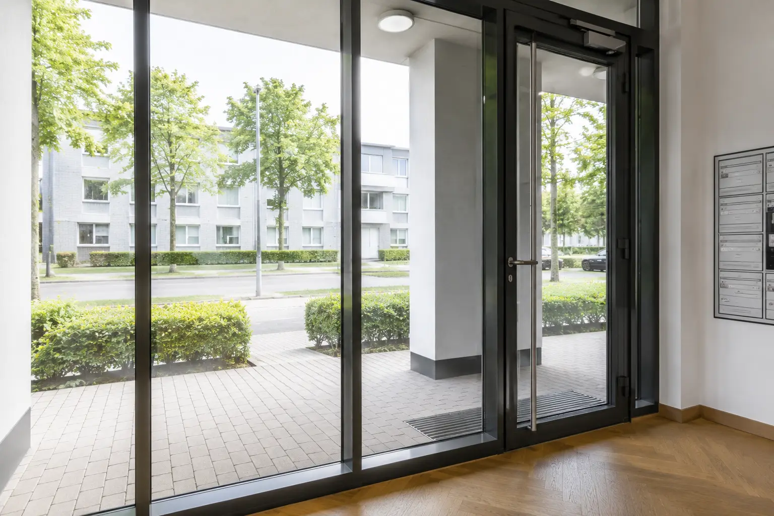 Fensterreinigung: Glasfront mit Eingangstür wird gereinigt Fensterreinigung: Glasfront mit Eingangstür wird gereinigt